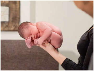 Khoảnh khắc diệu kỳ: Những em bé chào đời trong tư thế cuộn tròn như ở bụng mẹ
