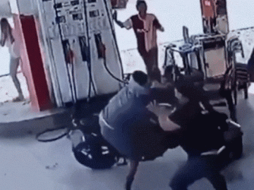 Clip: Đuổi đánh được hai tên cướp, người phụ nữ vỗ tay ăn mừng