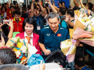 HLV Mai Đức Chung cùng nữ tuyển thủ rạng ngời trở về sau hành trình World Cup lịch sử
