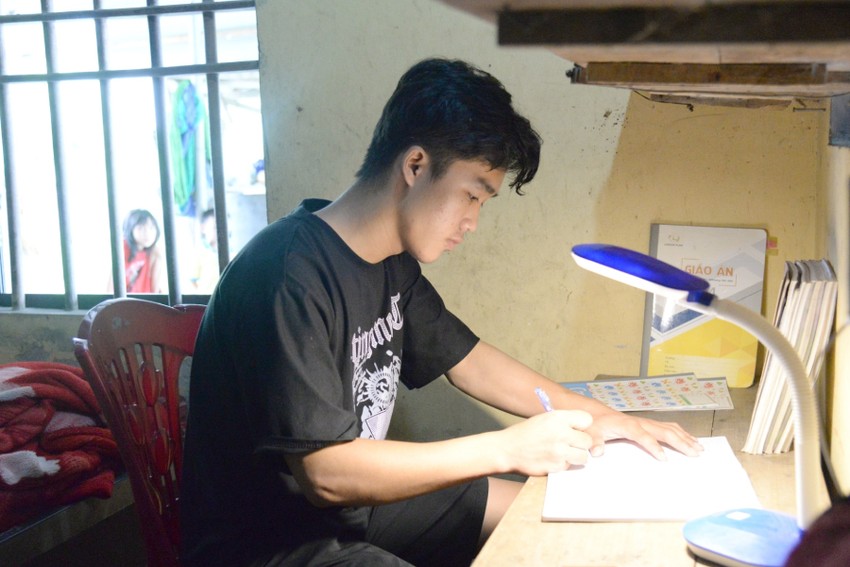 View - Cả làng ở Hà Tĩnh họp khẩn trong đêm góp gạo tiền giúp học sinh nghèo vào đại học