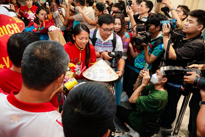 View - HLV Mai Đức Chung cùng nữ tuyển thủ tươi rói trở về sau hành trình World Cup lịch sử