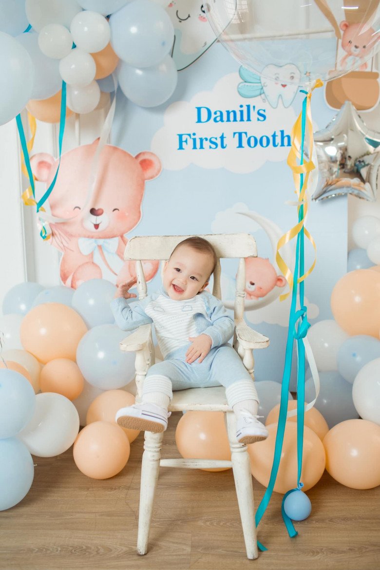 View - Con trai lai Tây của Bùi Tiến Dũng tổ chức sinh nhật theo tháng, chiếc răng đầu tiên mọc được làm lễ rình rang