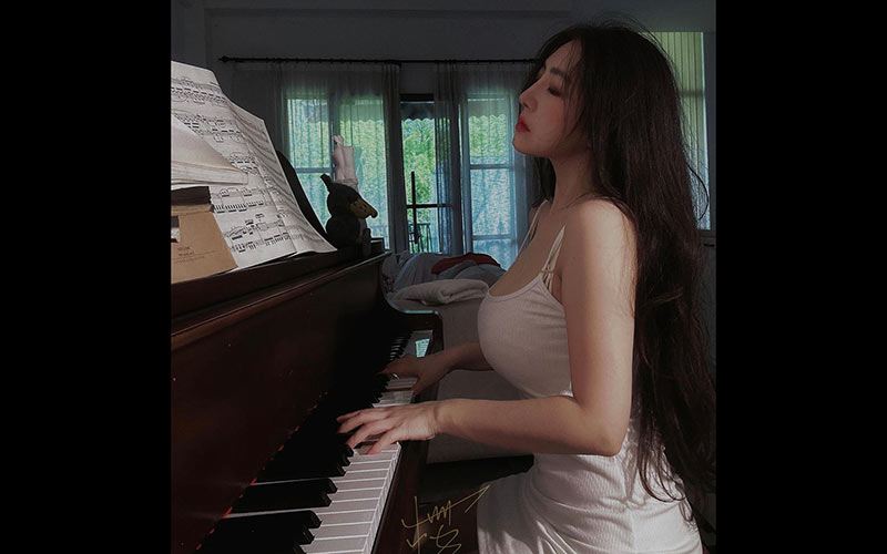 Theo đó, cô nàng này được gọi là cô giáo piano, vì thường xuyên chia sẻ hình ảnh và kiến thức cũng như những đoạn đánh đàn đầy thu hút trên mạng xã hội. 
