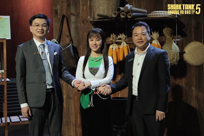 View - Không phải Shark Bình hay Shark Hưng, vị tổng giám đốc này vừa sắm xe gần 10 tỷ nhờ hát đám cưới, thôi nôi?