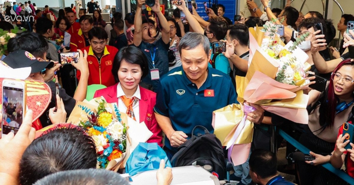 View - HLV Mai Đức Chung cùng nữ tuyển thủ tươi rói trở về sau hành trình World Cup lịch sử