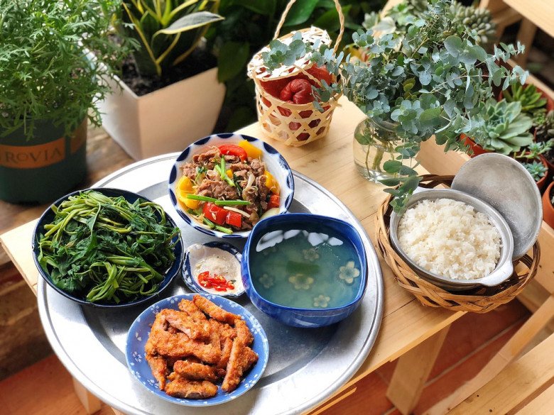 Rất nhiều gia đình Việt ăn rau rất khiêm tốn, chỉ có một món rau chính trên mâm cơm.