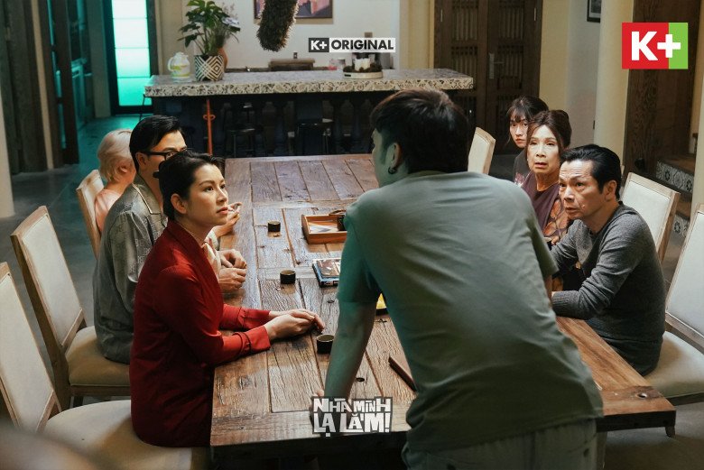 Diễm Hương (áo đỏ) thường xuyên to tiếng với các thành viên trong nhà