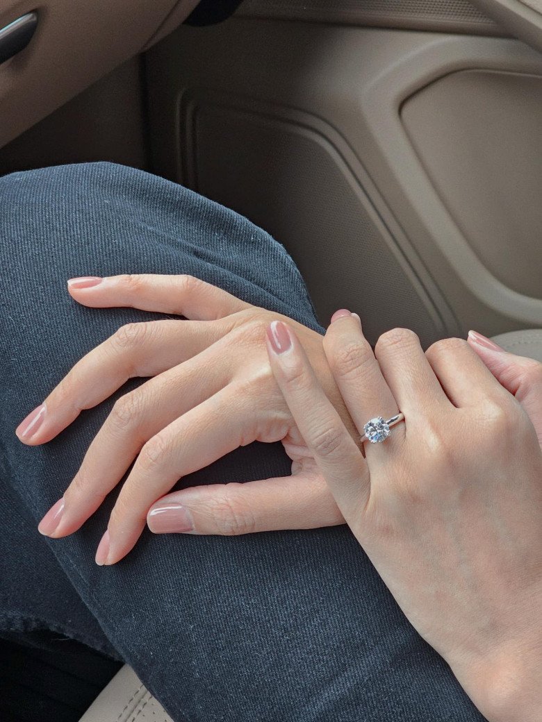 View - Sao Việt 24h: Thanh Hằng được cầu hôn ở tuổi 40, dân tình rần rần chúc mừng siêu mẫu sắp theo chàng về dinh