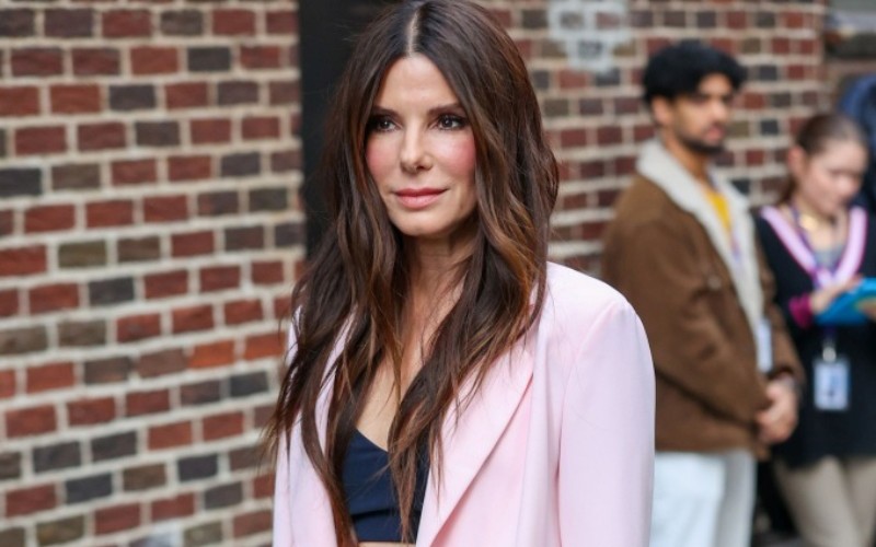 Sandra Bullock từng trải qua cuộc hôn nhân đổ vỡ vào năm 2010. Cô ly hôn tay đua môtô kiêm ngôi sao truyền hình thực tế Jesse James vì anh này lên giường với nhiều phụ nữ.
