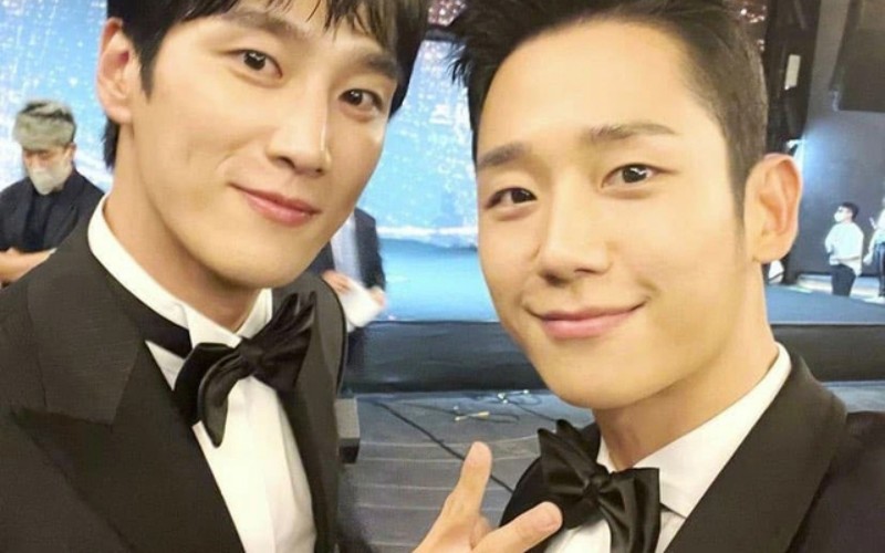 Jung Hae In đã có buổi phỏng vấn với truyền thông Hàn Quốc nhằm quảng bá cho phim mới. Tại đây, anh khẳng định rằng bản thân không biết chuyện Jisoo hẹn hò Ahn Bo Hyun.
