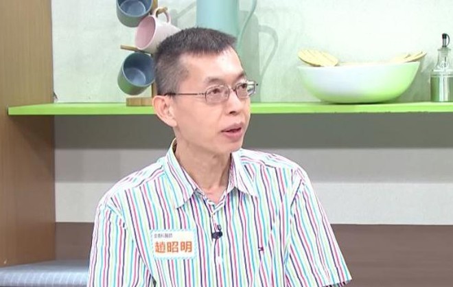 Bác sĩ da liễu Zhao Zhaoming giải thích xơ gan ảnh hưởng đến quá trình cân bằng nội tiết tố nam và nữ nên dẫn tới chứng vú to ở nam giới. 