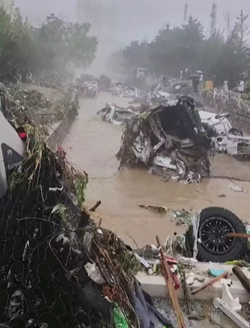 Ô tô hỏng nằm la liệt trên phố. Ảnh: ABC News.