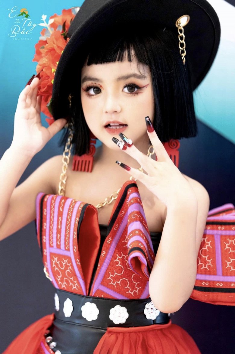 View - Bé gái ngồi chung ghế với Hoa hậu có gương mặt búp bê, 5 tuổi đã make-up thường xuyên