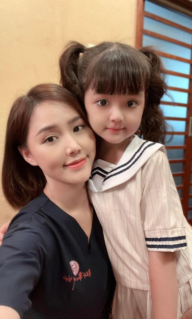 View - Bé gái ngồi chung ghế với Hoa hậu có gương mặt búp bê, 5 tuổi đã make-up thường xuyên