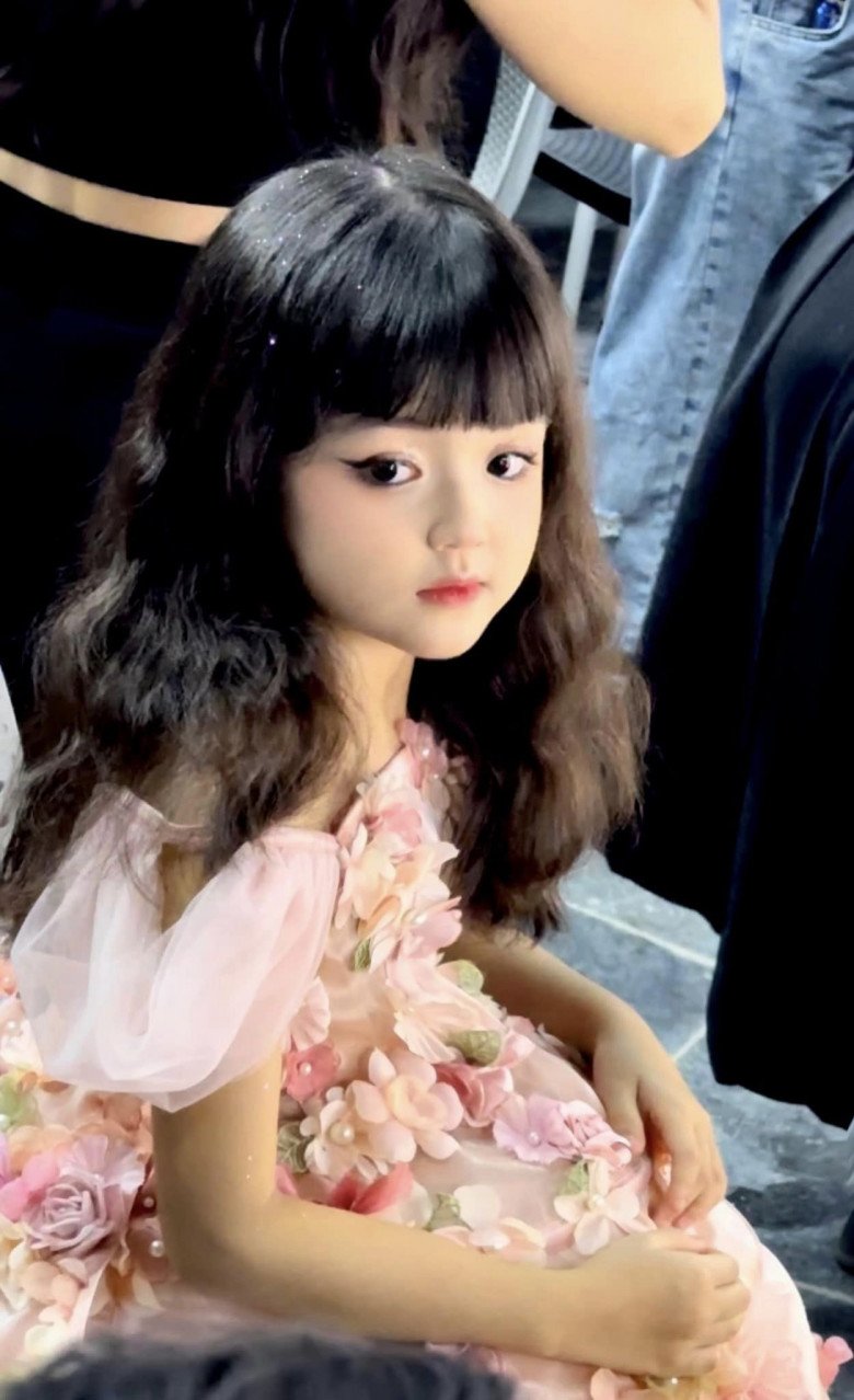 View - Bé gái ngồi chung ghế với Hoa hậu có gương mặt búp bê, 5 tuổi đã make-up thường xuyên