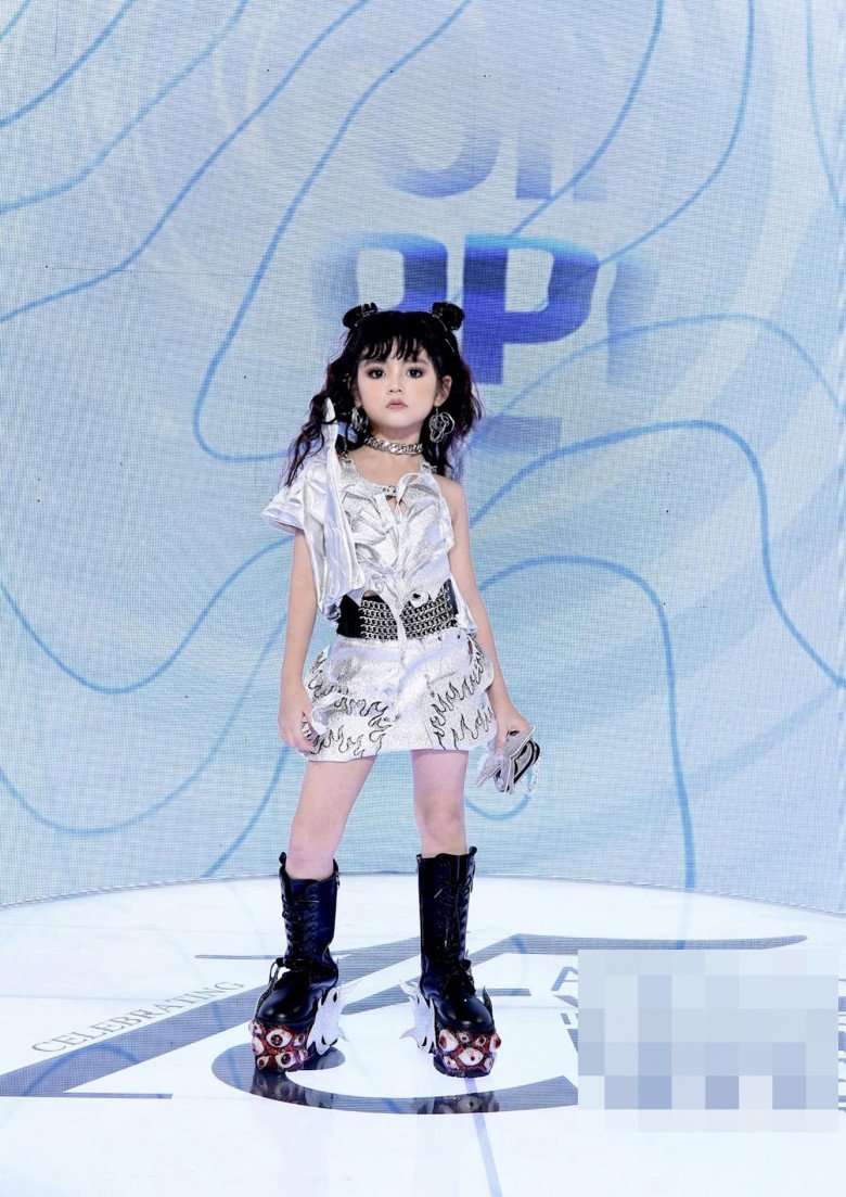 View - Bé gái ngồi chung ghế với Hoa hậu có gương mặt búp bê, 5 tuổi đã make-up thường xuyên