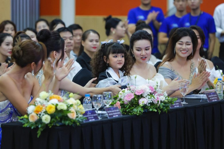 View - Bé gái ngồi chung ghế với Hoa hậu có gương mặt búp bê, 5 tuổi đã make-up thường xuyên