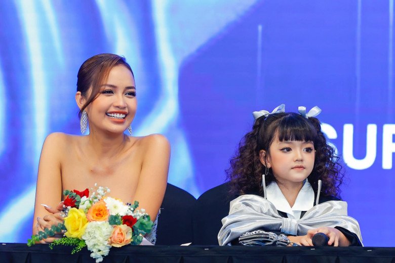 View - Bé gái ngồi chung ghế với Hoa hậu có gương mặt búp bê, 5 tuổi đã make-up thường xuyên