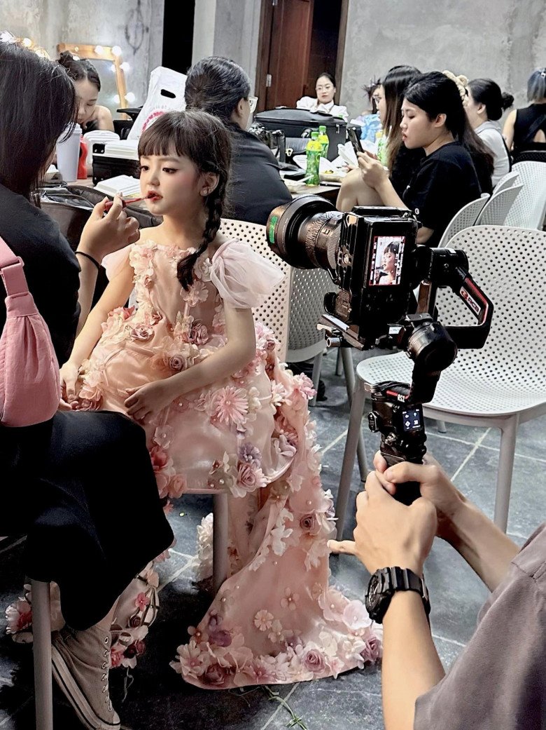 View - Bé gái ngồi chung ghế với Hoa hậu có gương mặt búp bê, 5 tuổi đã make-up thường xuyên