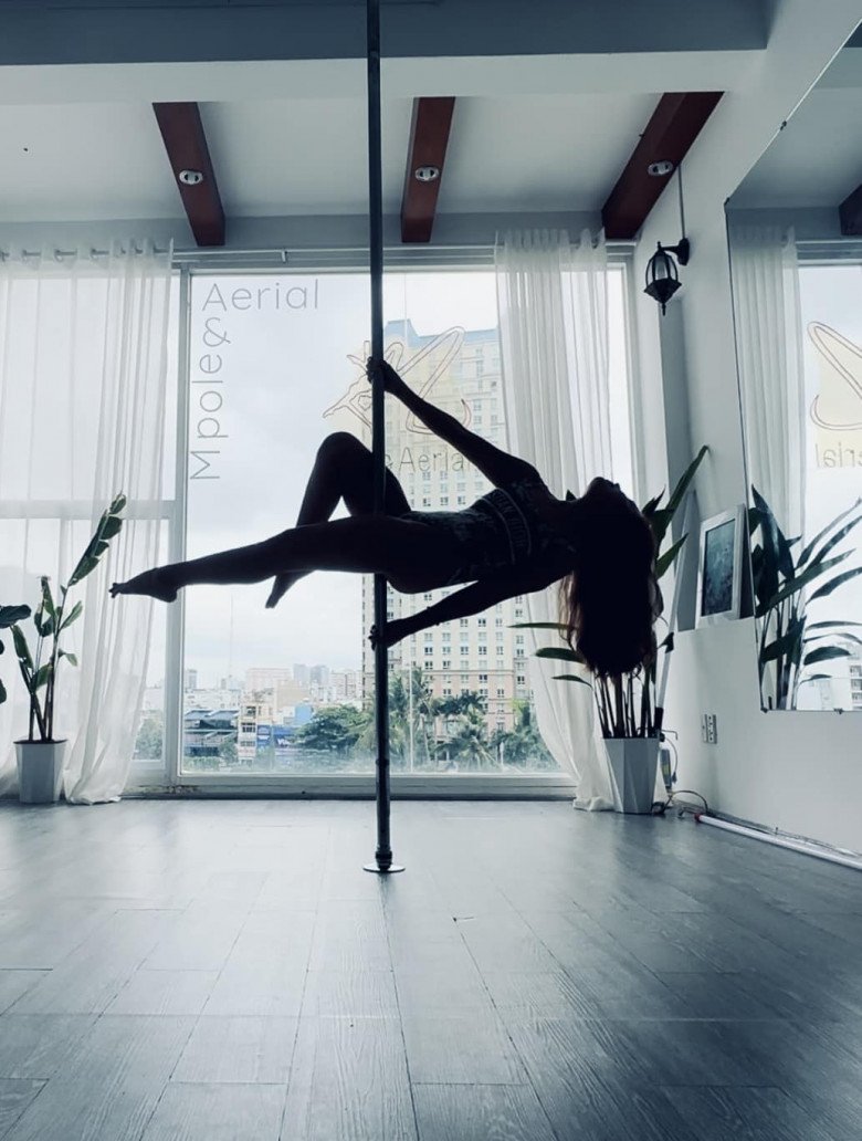 View - Chị Kính Hồng Vân Hugo mặc bikini khoét hông như Ngọc Trinh múa cột, lâm bồn 2 lần dáng vẫn cực bốc