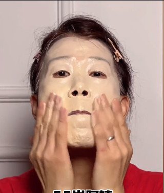 View - U60 da nhăn, mắt xệ vẫn tập tành trang điểm, hàng triệu người vào xem cách trát phấn dày như bê tông