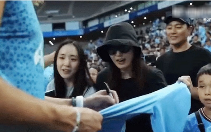 Mới đây, Jeon Ji Hyun cùng ông xã Choi Joon Hyuk tới sân vận động World Cup Seoul xem trận cầu giữa Manchester City - Atletico Madrid. Hình ảnh "mợ chảnh" showbiz Hàn bật chế độ fangirl khi nhận chữ ký từ cầu thủ Erling Haaland gây sốt.
