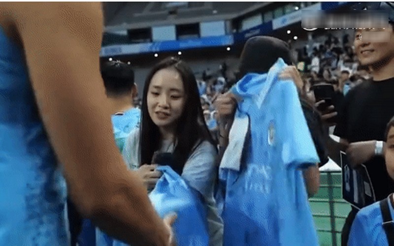 Jeon Ji Hyun phấn khích với chiếc áo cùng chữ ký của thần tượng.
