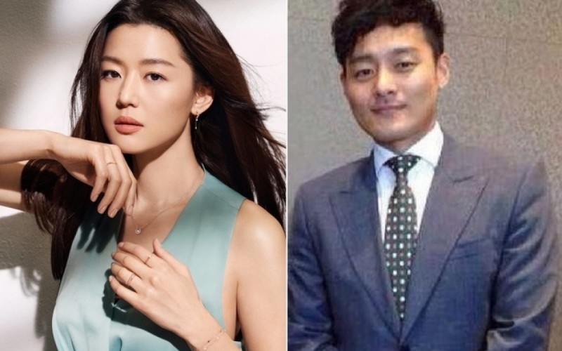 Jeon Ji Hyun kết hôn với doanh nhân Choi Joon Hyuk hồi năm 2012. Cả hai không chỉ đẹp đôi về ngoại hình mà con gây sốt vì là "thanh mai trúc mã" của nhau.
