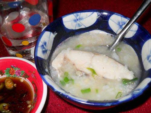 Tại nhiều nhà hàng ở Đà Nẵng, món cháo cá cu là đặc sản vừa ngon vừa hấp dẫn