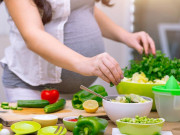Bà bầu - Cháu dâu đang bầu dậy sớm nấu cỗ vẫn bị bác chồng chê, mẹ chồng lại bênh chằm chặp