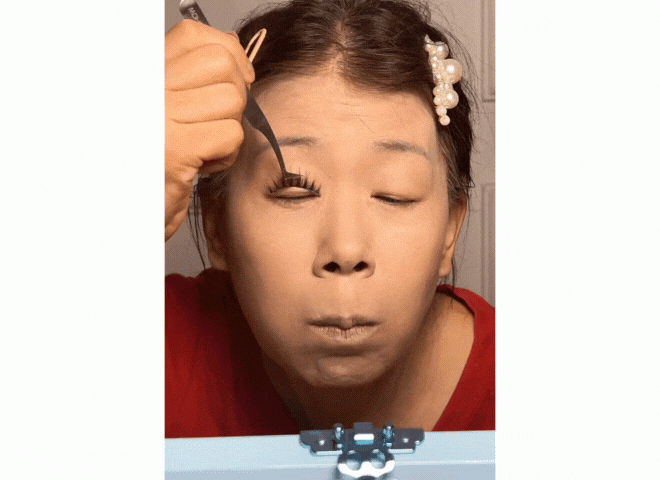 View - U60 da nhăn, mắt xệ vẫn tập tành trang điểm, hàng triệu người vào xem cách trát phấn dày như bê tông