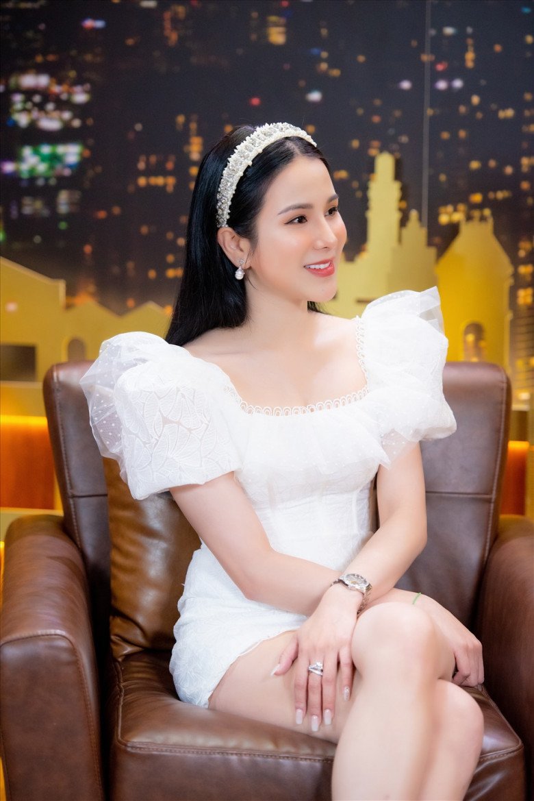 Dù chồng cũ có điều kiện kinh tế tốt nhưng Diệp Lâm Anh cho rằng các con cần sống với mẹ, đến khi con đủ tuổi tự quyết định mình muốn sống với ai.