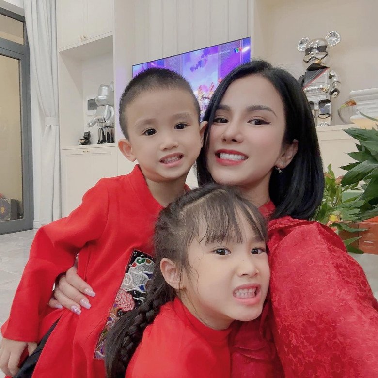 Trước đó, vào tháng 12/2022, Diệp Lâm Anh được tòa án xử ly hôn và được quyền nuôi dưỡng con gái lớn, trong khi con trai sẽ do Nghiêm Đức chịu trách nhiệm chăm sóc.