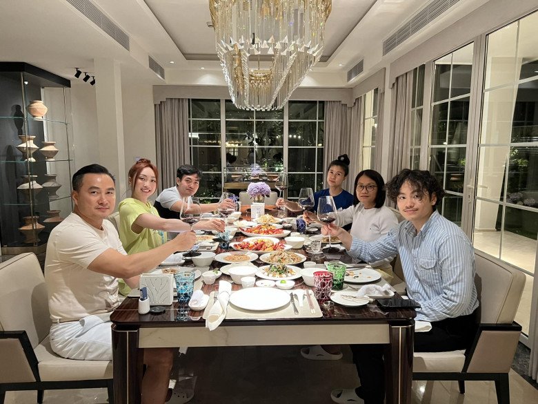 View - Sao Việt 24h: Chi Bảo mời vợ cũ đến nhà ăn tối, vợ mới đỡ lời khi con riêng của chồng bị bình luận già hơn bố