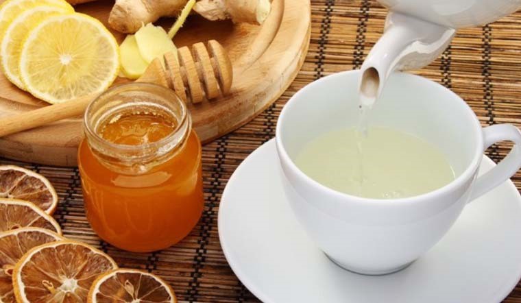 Uống nước pha mật ong buổi sáng có thể có nguy cơ tăng đường huyết, tăng cân. (Ảnh minh họa)