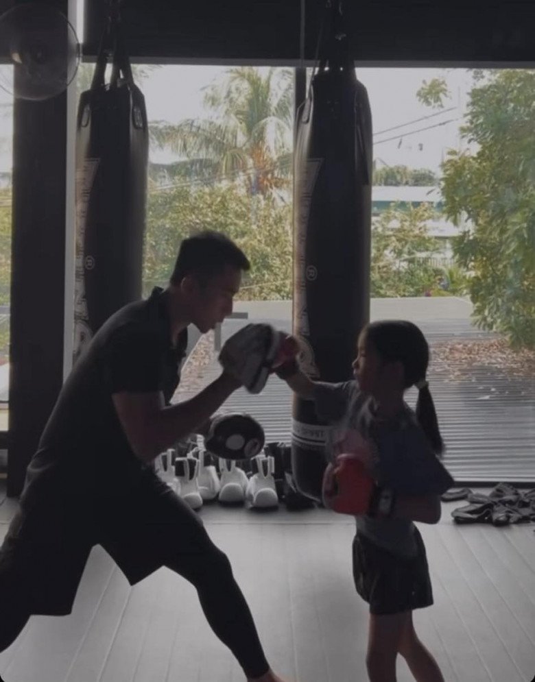 View - Con gái Tăng Thanh Hà yểu điệu nhưng trái dấu mẹ khoản tập tành, xem clip đấm bốc ai cũng tròn mắt