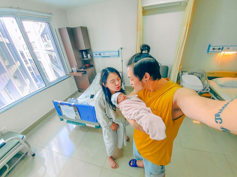 Vợ chồng chị Phan Tuyết Nga bên con đầu lòng mới sinh. 