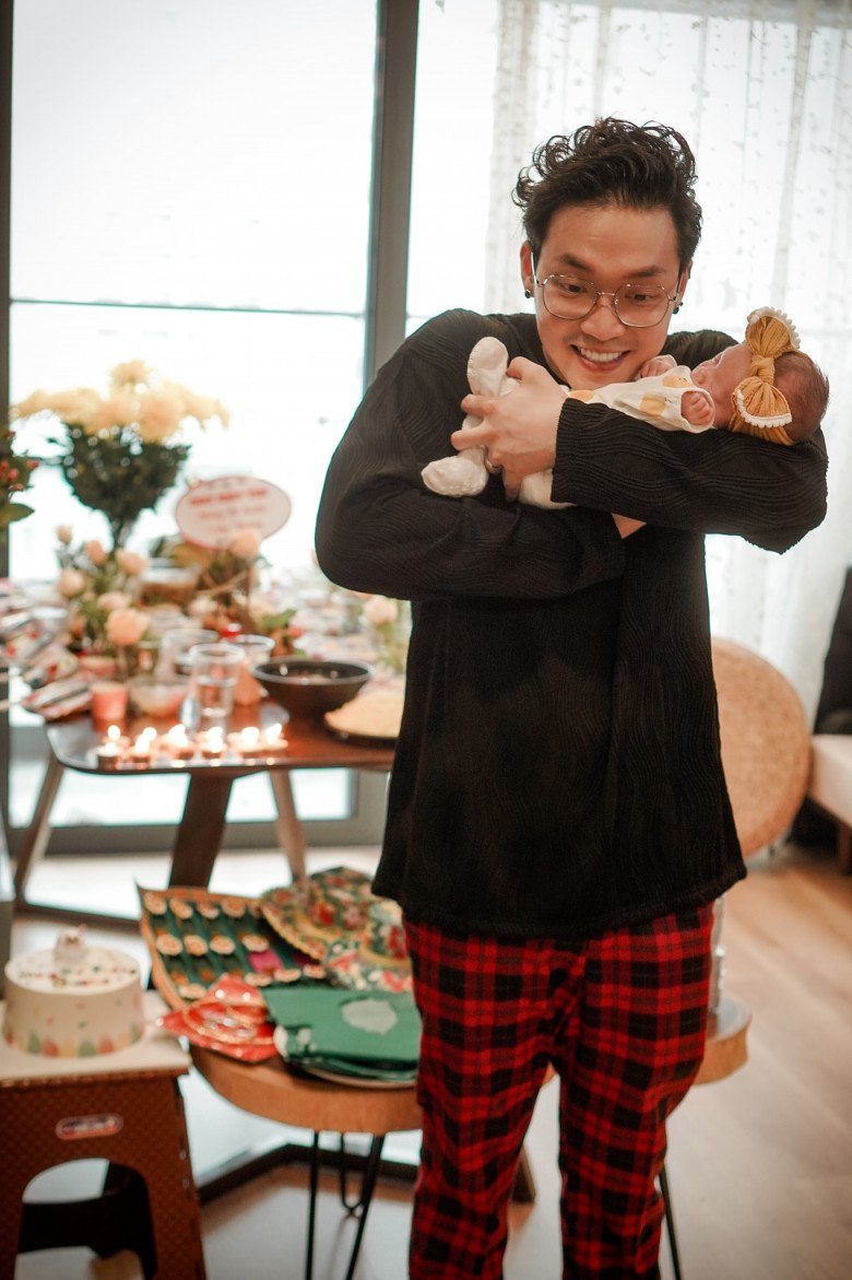 Sau sinh việc chăm con của 2 vợ chồng trẻ rất vất vả.