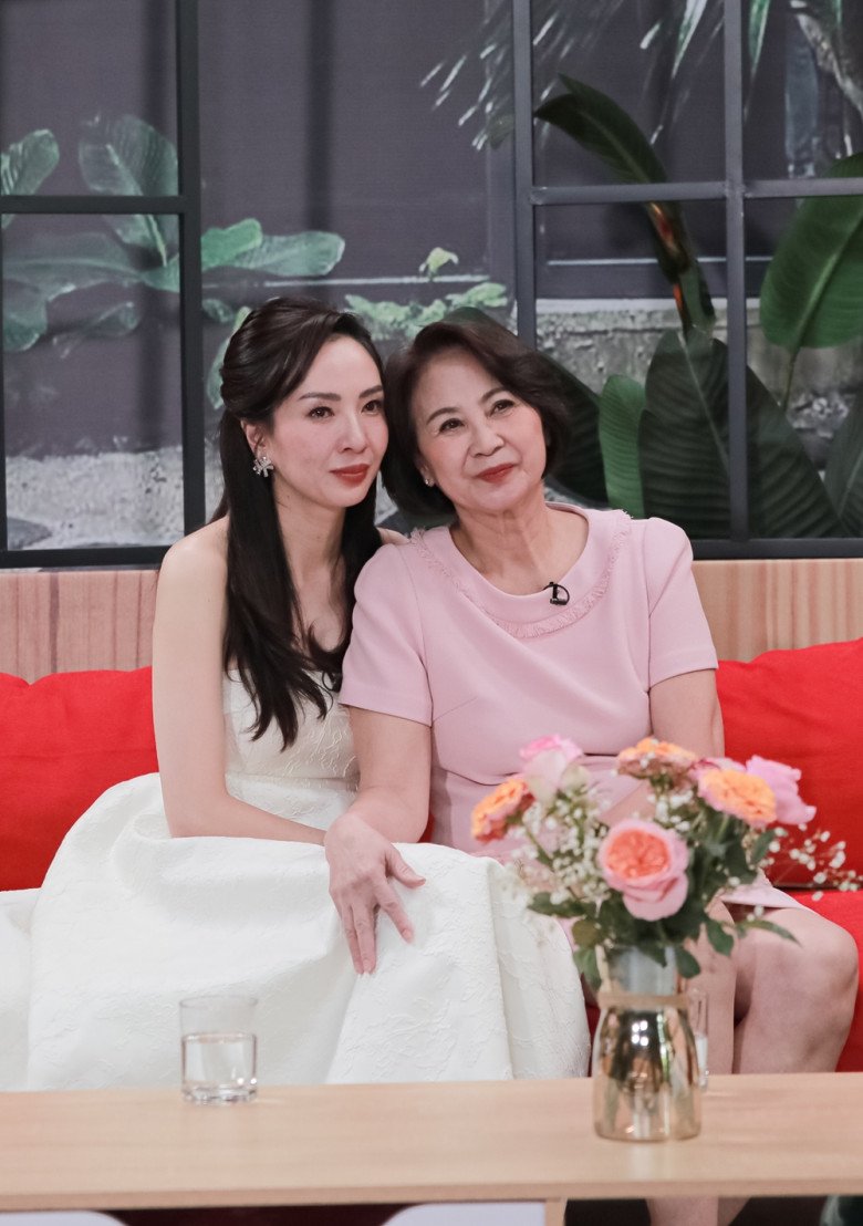 View - Em dâu Hoa hậu Hà Kiều Anh khóc nấc xin lỗi mẹ chồng trên sóng truyền hình