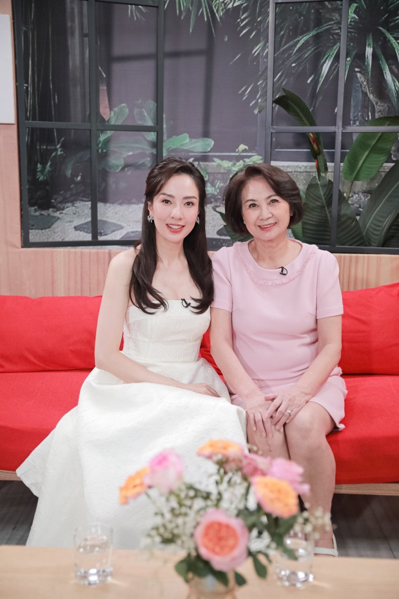 View - Em dâu Hoa hậu Hà Kiều Anh khóc nấc xin lỗi mẹ chồng trên sóng truyền hình