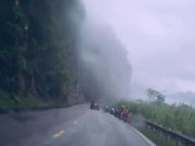 Clip Eva - Clip: Khoảnh khắc tảng đá khổng lồ rơi trúng ô tô trên đèo Thung Khe