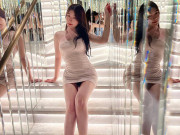 Thời trang - Hot girl Singapore mặc váy quá ngắn ngồi cầu thang, lộ ngay nội y kém duyên