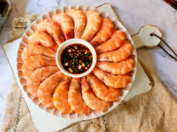 Luộc tôm cho thêm 1 thìa nước này tôm càng thơm nức, lên màu đỏ đẹp như ngoài hàng