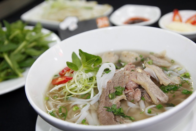 Lượng thịt trong một bát phở đã đủ so với khuyến cáo ăn thịt trong cả một ngày. (Ảnh minh họa)