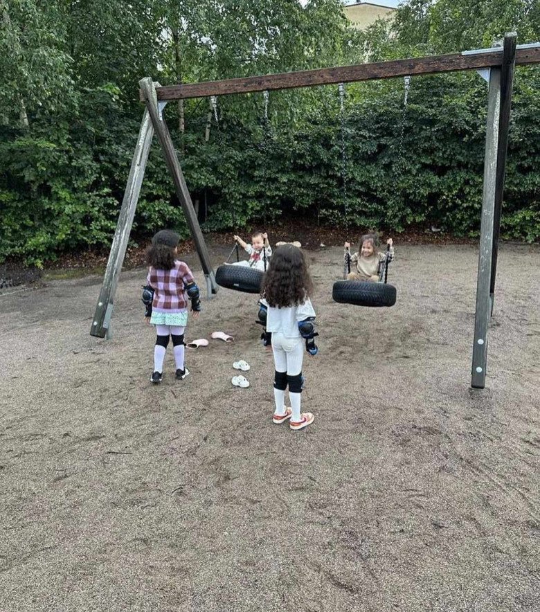 View - Con gái Lisa chuẩn thùy mị chơi cầu trượt cắm đầu xuống đất, Kim Lý trở tay chẳng kịp