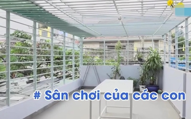 Được biết ban đầu, sân thượng rộng rãi này được thiết kế làm sân chơi cho 2 con trai của Lâm Vỹ Dạ - Hứa Minh Đạt, sau đó gia đình cặp diễn viên đã trồng thêm cây cối để tạo thành một khu vườn trên cao.
