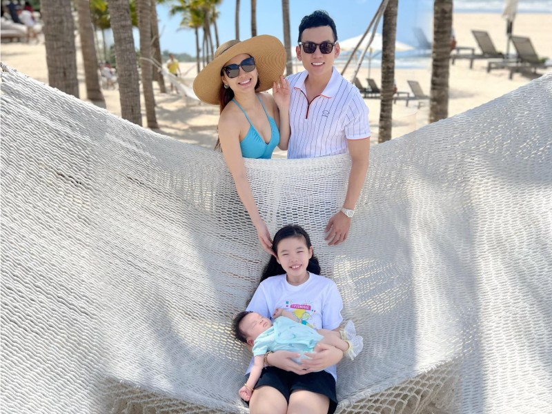 Mới đây, trên trang cá nhân, diễn viên Phương Trinh Jolie thu hút sự chú ý khi đăng tải khoảnh khắc cùng gia đình đi du lịch biển. Chuyến đi còn có quý từ Tiga vừa chào đời được hơn 1 tháng tuổi. 
