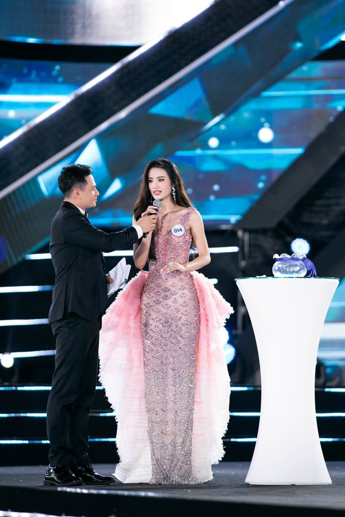 Ý Nhi trong một phần thi tại đêm chung kết a classTextlinkBaiviet hrefhttps://eva.vn/dep/hoa-hau-cao-1m81-sinh-ra-trong-gia-dinh-danh-gia-me-la-miss-international-ong-noi-tung-lam-chu-tich-ngan-hang-c58a684143.htmlMiss World/a Vietnam 2023