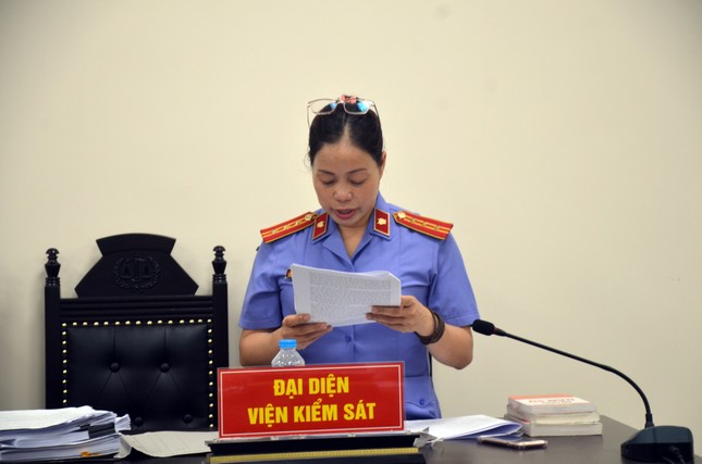 Kiểm sát viên công bố cáo trạng.