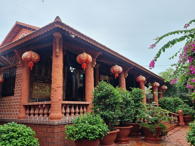 Nhiều du khách đến Vĩnh Long rất bất ngờ và thích thú với căn biệt phủ bằng gốm "độc nhất vô nhị" ở miền Tây
